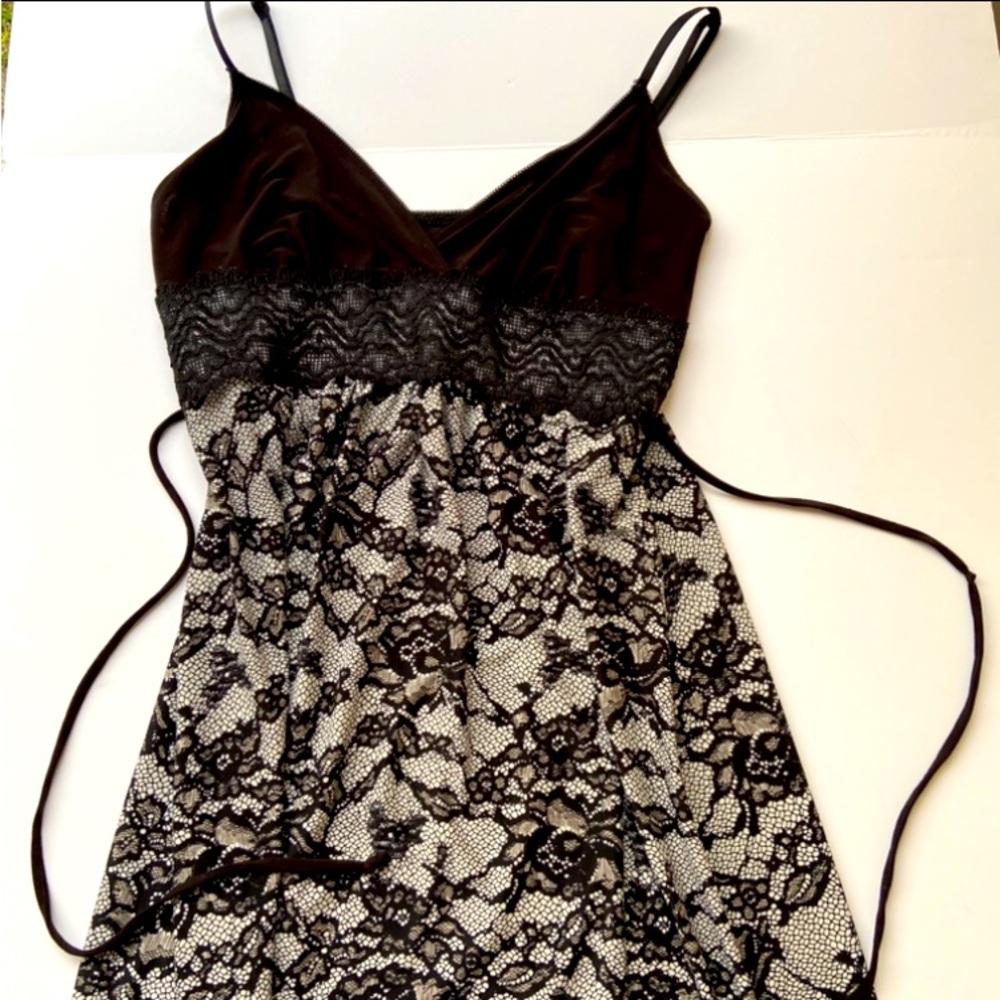 AMBRIELLE Nightgown | AMBRIELLE Black & White Floral Lace Trim Nightie Size M